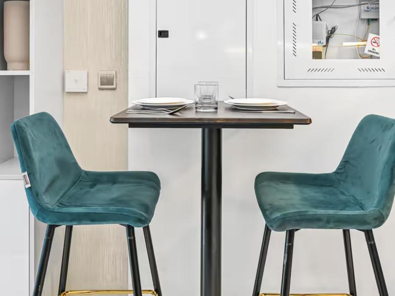 Dining bar with two velvet stools